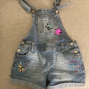 Jordache overall for kids. Runs small 5-8/9 year olds.